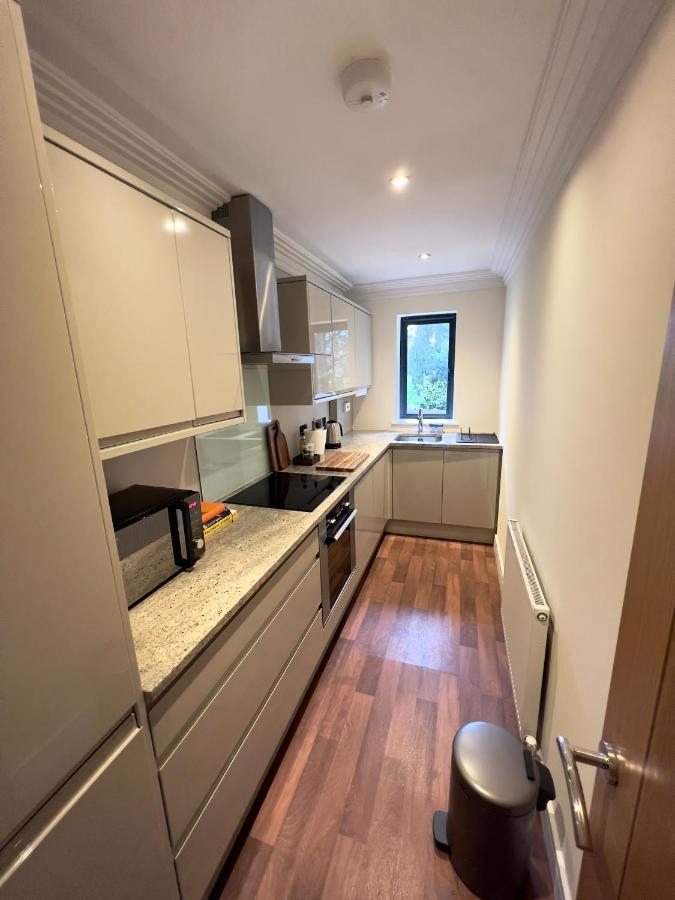 Modern And Cozy 2-Guest Flat With Gated Parking Apartment Kingston upon Thames  Exterior photo