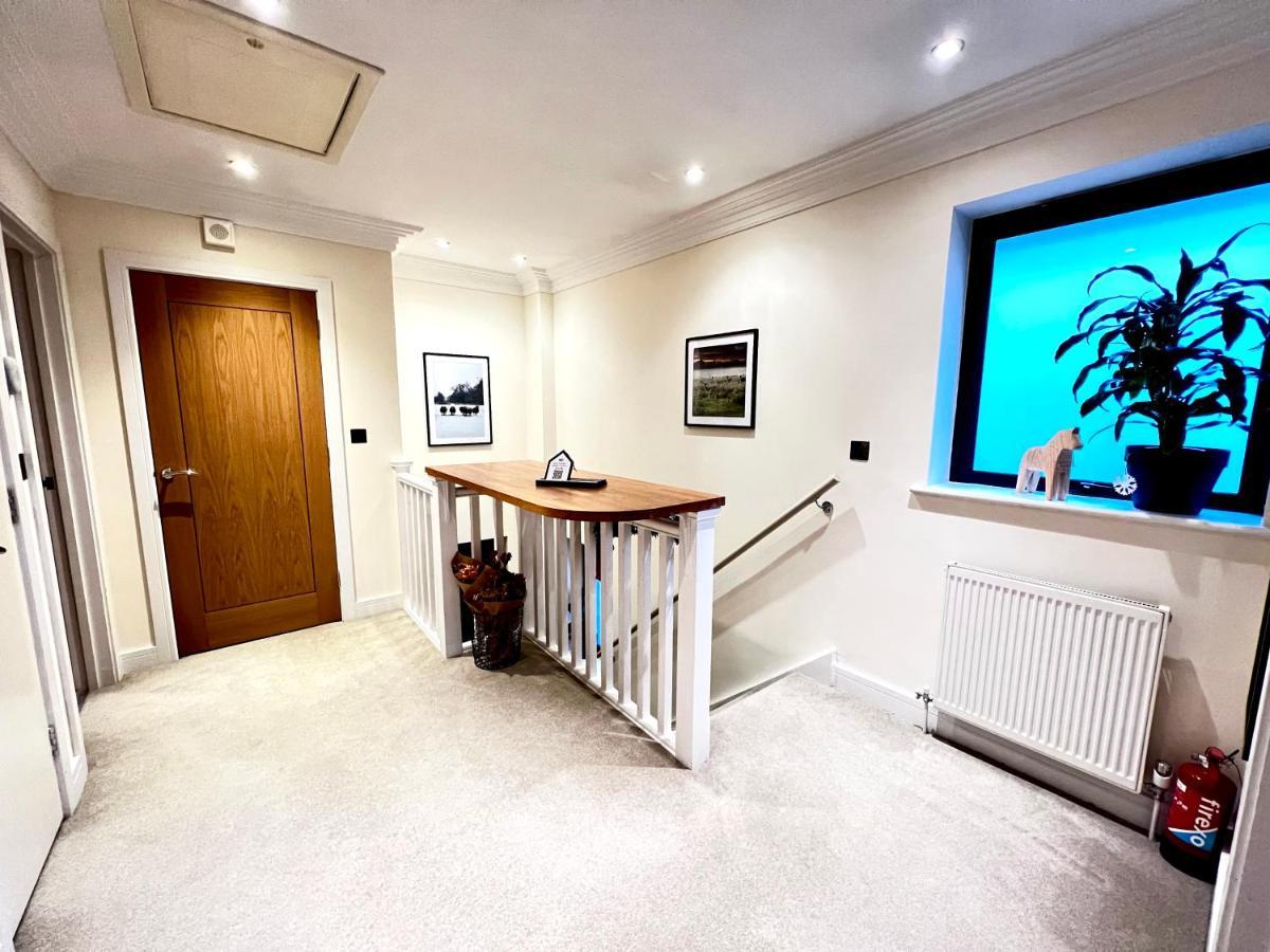 Modern And Cozy 2-Guest Flat With Gated Parking Apartment Kingston upon Thames  Exterior photo